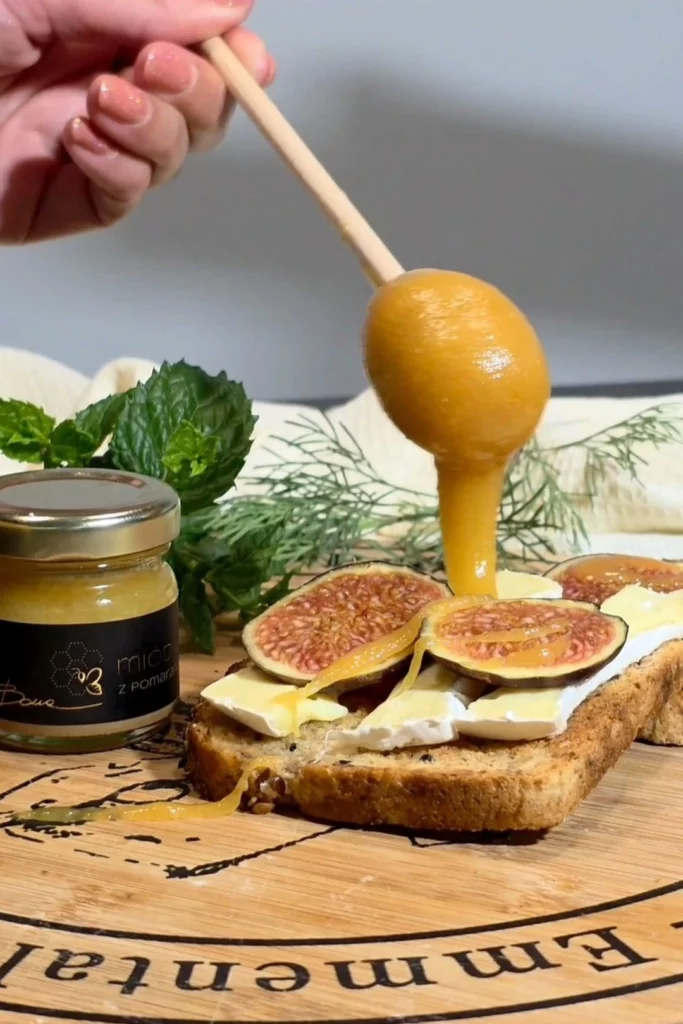 Tosty z serem, figą i miodem z pomarańczą