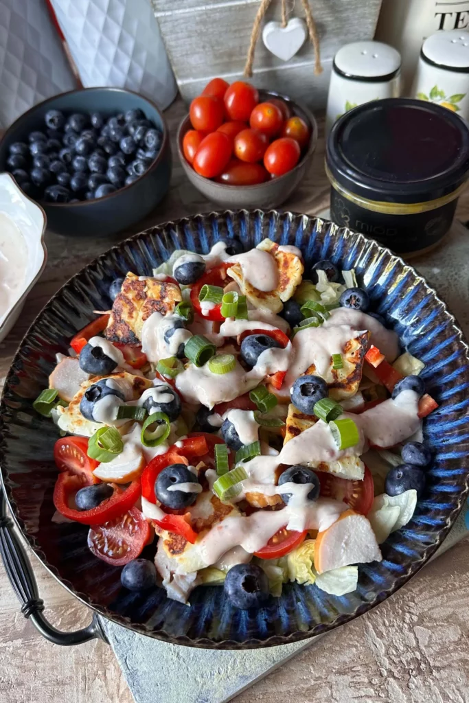 Sałatka z serem halloumi i borówkami