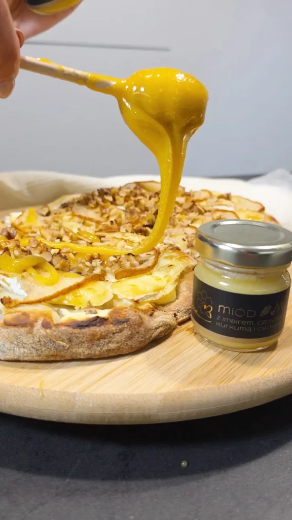 Pinsa z miodem, kremowym serkiem, camembertem, gruszka i orzechami