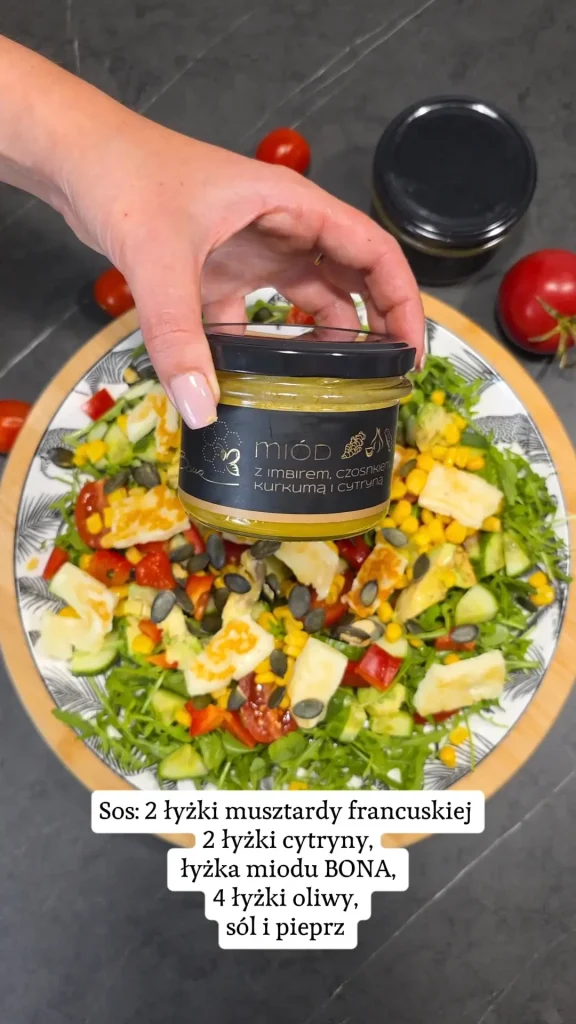 Sałatka z grillowanym halloumi i miodowym dressingiem